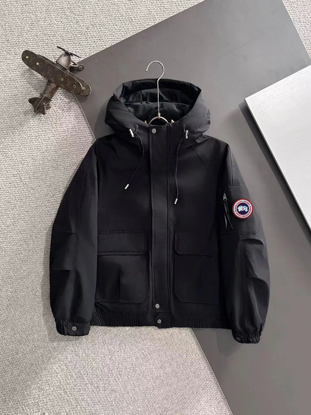 Two-day delivery time P960 Big Goose 🔥🔥 High-end customization 2025 winter official website's latest popular down jacket. Original custom-made hardware accessories for customers, all imported and original customization. Welcome to compare at the counter. Absolutely high quality. Use top-grade 90 white goose down. Super soft. Filled with fluffy and full feathers. Super heavy work. Fabric workmanship is excellent. The version is super perfect. Note⚠The fabric is super comfortable. Exclusive model. High-end quality. A must-have warm and protective artifact in winter. Size: M-3XL